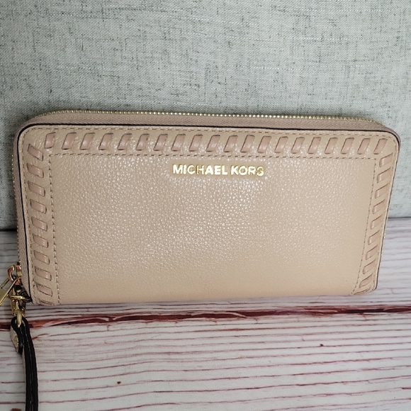Michael Kors Beige Wallet Leather Lauryn Wallet NWOT - Picture 1 of 8